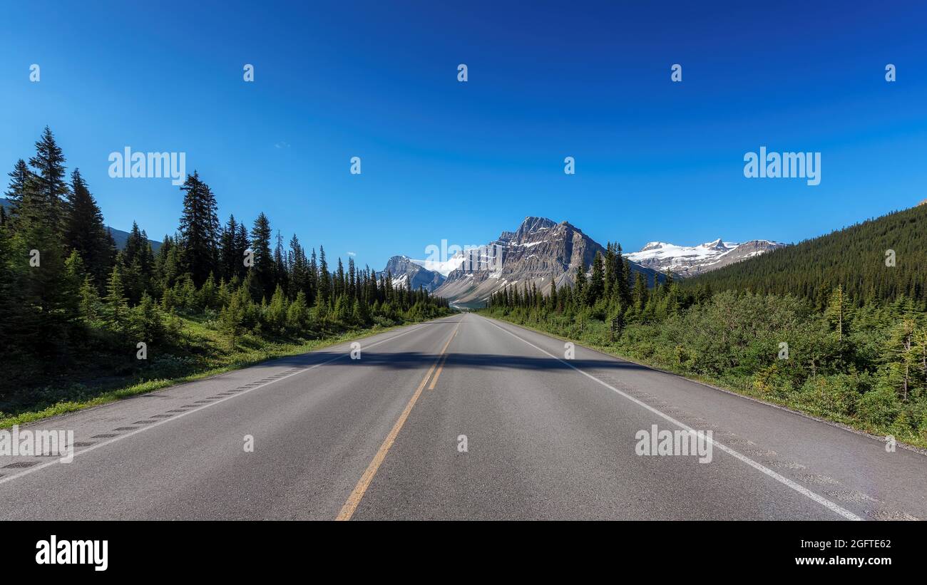 Vue spectaculaire sur l'autoroute dans les montagnes Rocheuses, à Icefields Parkway, Canada Banque D'Images