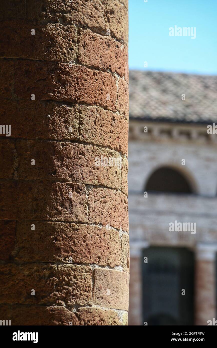 Un pilier en brique ronde de la place Foro Annonario sur un arrière-plan flou Banque D'Images