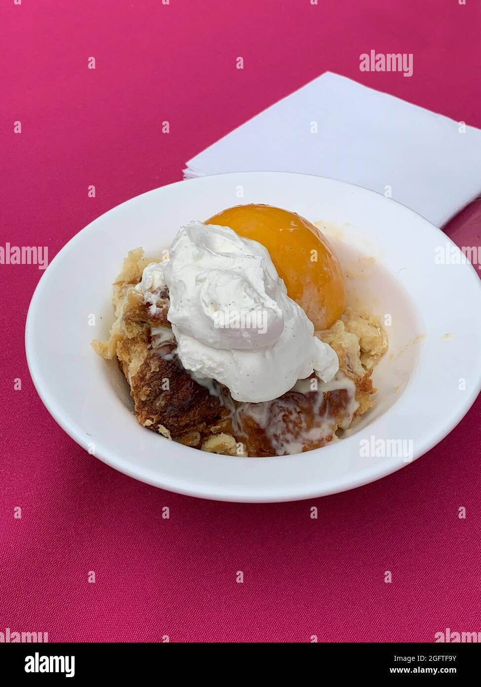 Virginie occidentale, pain Pudding et Peach dessert. Banque D'Images