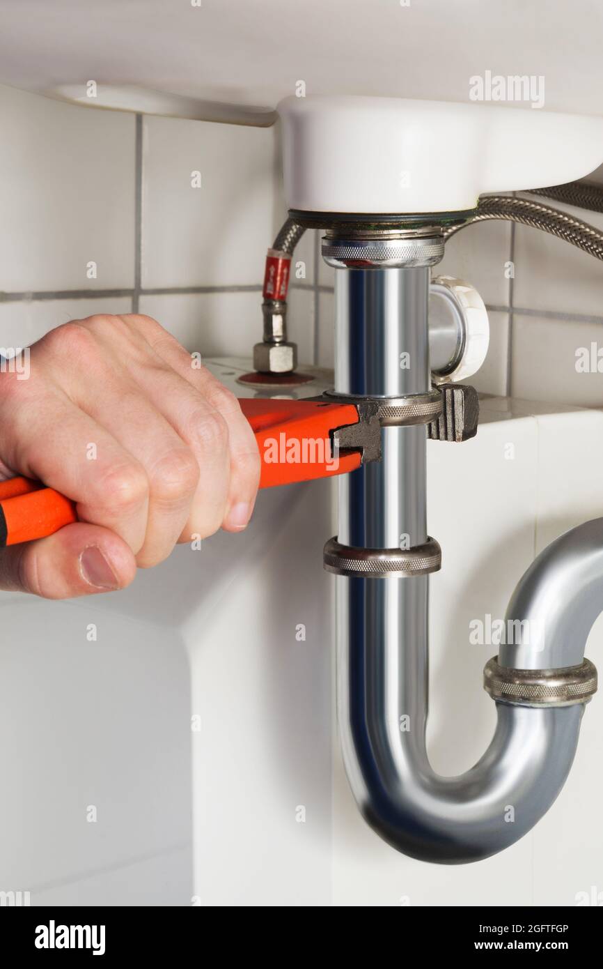 Réparation de plomberie dans la salle de bains. Plomber le tuyau de  fixation Photo Stock - Alamy