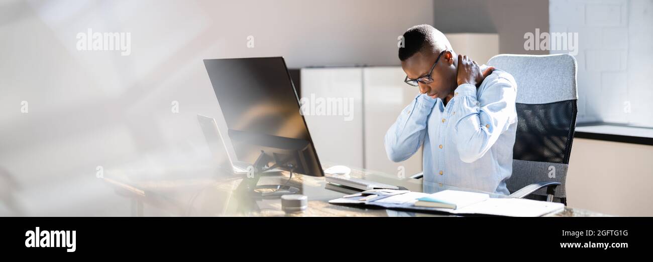 Douleur au cou mauvaise posture stress à l'ordinateur dans le bureau Banque D'Images