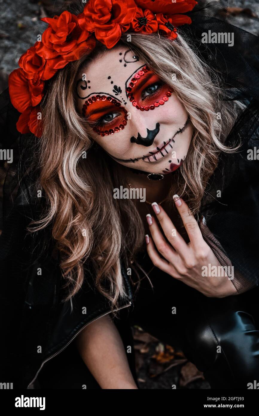 Maquillage Dia De Los Muertos Femme Closeup portrait of Calavera Catrina. Jeune femme avec crâne en sucre  maquillage. Dia de los muertos. Le Jour des Morts. L'Halloween Photo Stock  - Alamy