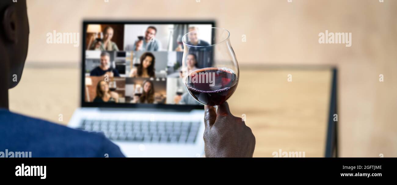Dîner-dégustation de vin virtuel en ligne sur ordinateur portable Banque D'Images