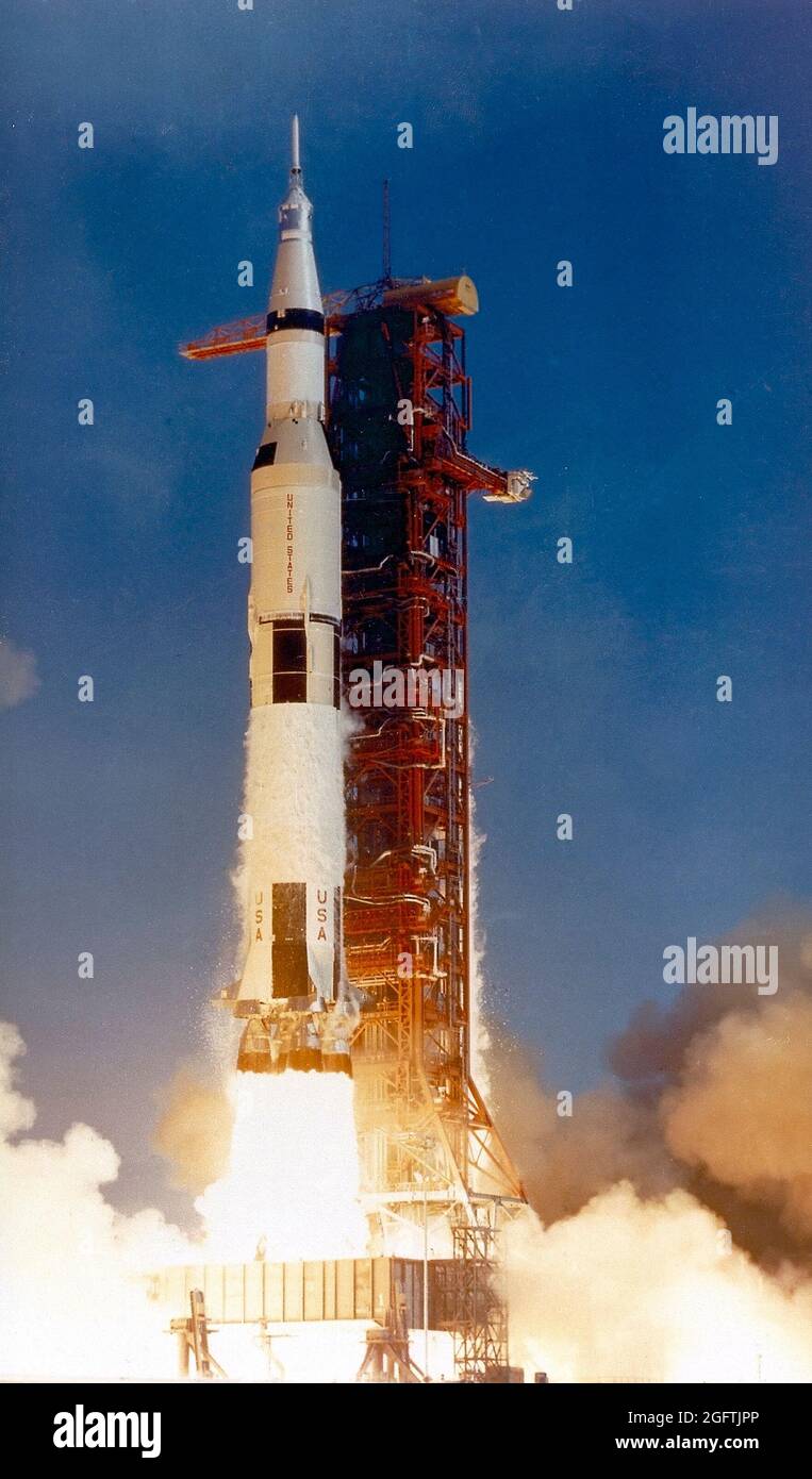 Cette photo montre le véhicule de lancement Saturn V (sa-506) pour le décollage de la mission Apollo 11 à 8 h 32 HAC, le 16 juillet 1969, à partir du complexe de lancement 39A au Centre spatial Kennedy. Apollo 11 a été la première mission lunaire habitée avec une équipe de trois astronautes : le commandant de mission Neil A. Armstrong, le pilote du module de commande Michael Collins et le pilote du module Lunar Edwin E. Aldrin, Jr. Il a placé les premiers humains à la surface de la lune et les a retournés sur Terre. Banque D'Images