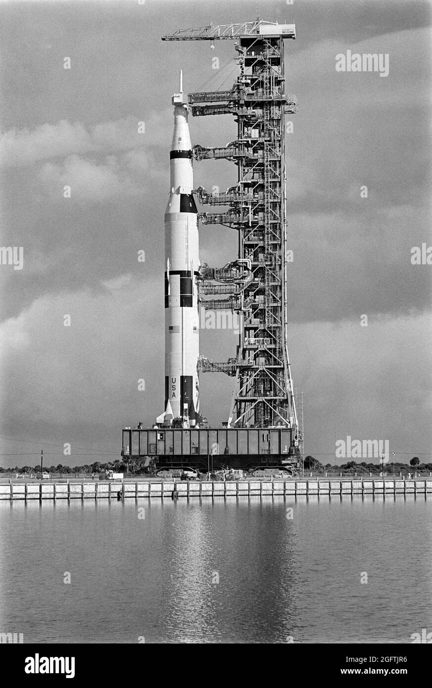(9 octobre 1968) --- le véhicule spatial Apollo 8 (vaisseau spatial 103/Saturn 503) est en route depuis le bâtiment d'assemblage de véhicules (VAB) du Centre spatial Kennedy (KSC) jusqu'à Pad A, complexe de lancement 39. La pile V de Saturn et sa tour de lancement mobile sont au sommet d'un immense véhicule à chenilles. (Vue au niveau du sol, vue sur l'eau.) Banque D'Images