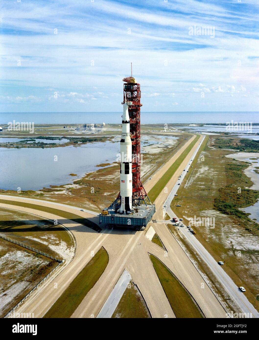 (9 novembre 1970) -- - UNE vue en grand angle du Launch Complex 39, Kennedy Space Center (KSC), montrant le véhicule spatial Apollo 14 (vaisseau spatial 110/Lunar module 8/Saturn 509) sur le chemin du bâtiment d'assemblage de véhicules (VAB) au Pad A. la pile Saturn V et sa tour de lancement mobile sont assis sur un énorme véhicule à chenilles. Les hommes d'équipage Apollo 14 seront les astronautes Alan B. Shepard Jr., commandant; Stuart A. Roosa, pilote du module de commandement; et Edgar D. Mitchell, pilote du module lunaire Banque D'Images