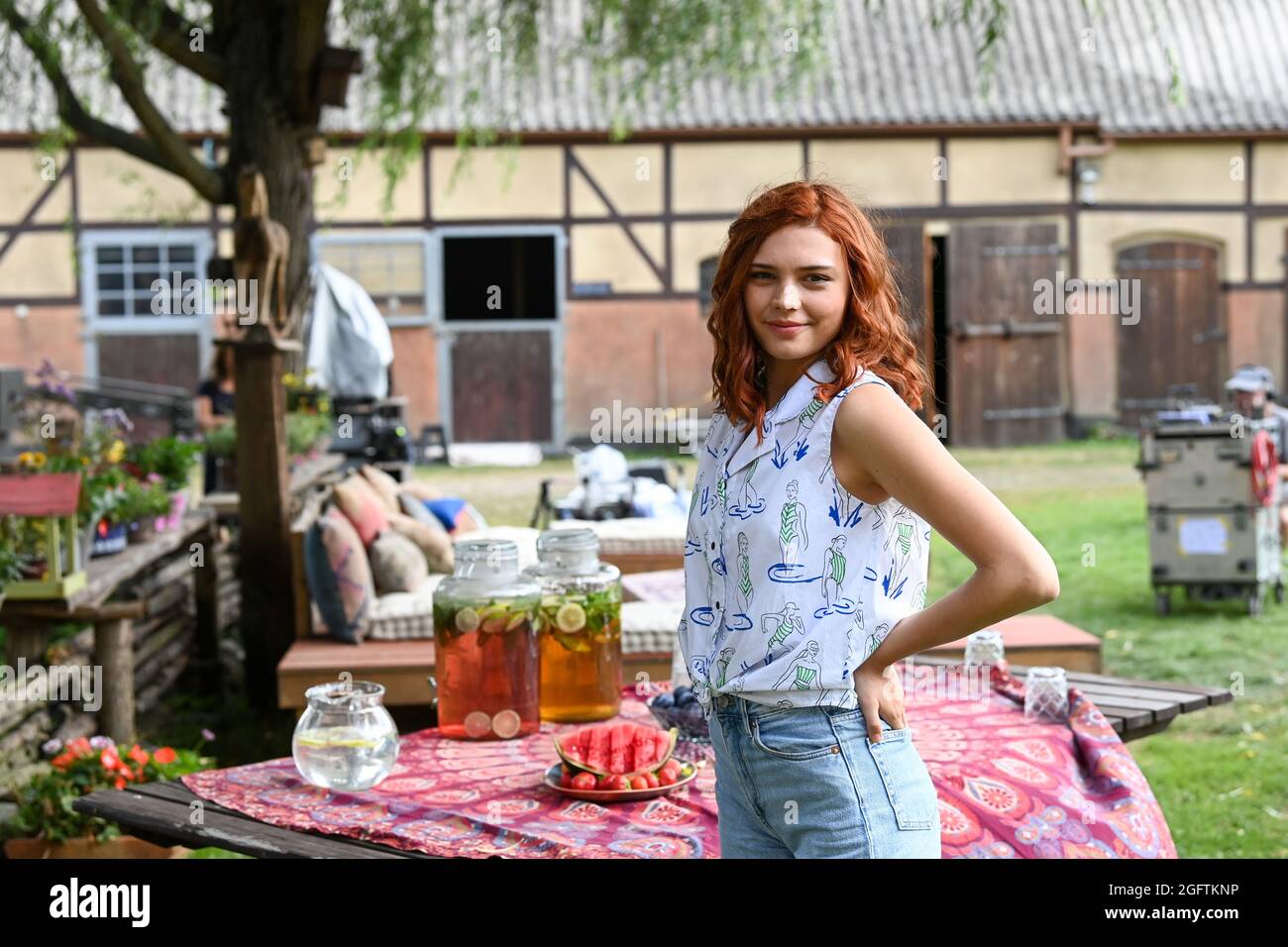 Berlin, Allemagne. 16 août 2021. L'actrice Harriet Herbig-Matten AS Tina se trouve sur le bord du tournage de « Bibi & Tina - Einfach Anders » à Martinshof. Le tournage du nouveau long métrage réalisé par Detlev Buck a commencé fin juillet. Le tournage a lieu à Berlin, Brandebourg et Saxe-Anhalt. Credit: Jens Kalaene/dpa-Zentralbild/dpa/Alay Live News Banque D'Images