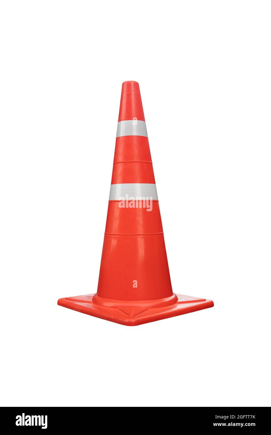 Cône de signalisation orange réfléchissant isolé sur fond blanc. Banque D'Images