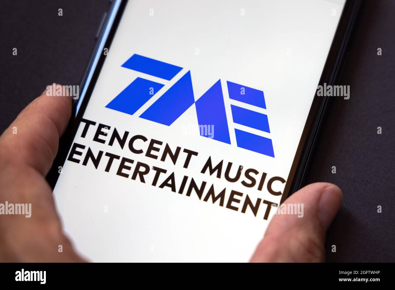 Tencent Holdings Ltd. Est une société chinoise de portefeuille de conglomérat technologique multinational.Un smartphone avec le logo Tencent Music Entertainment Banque D'Images