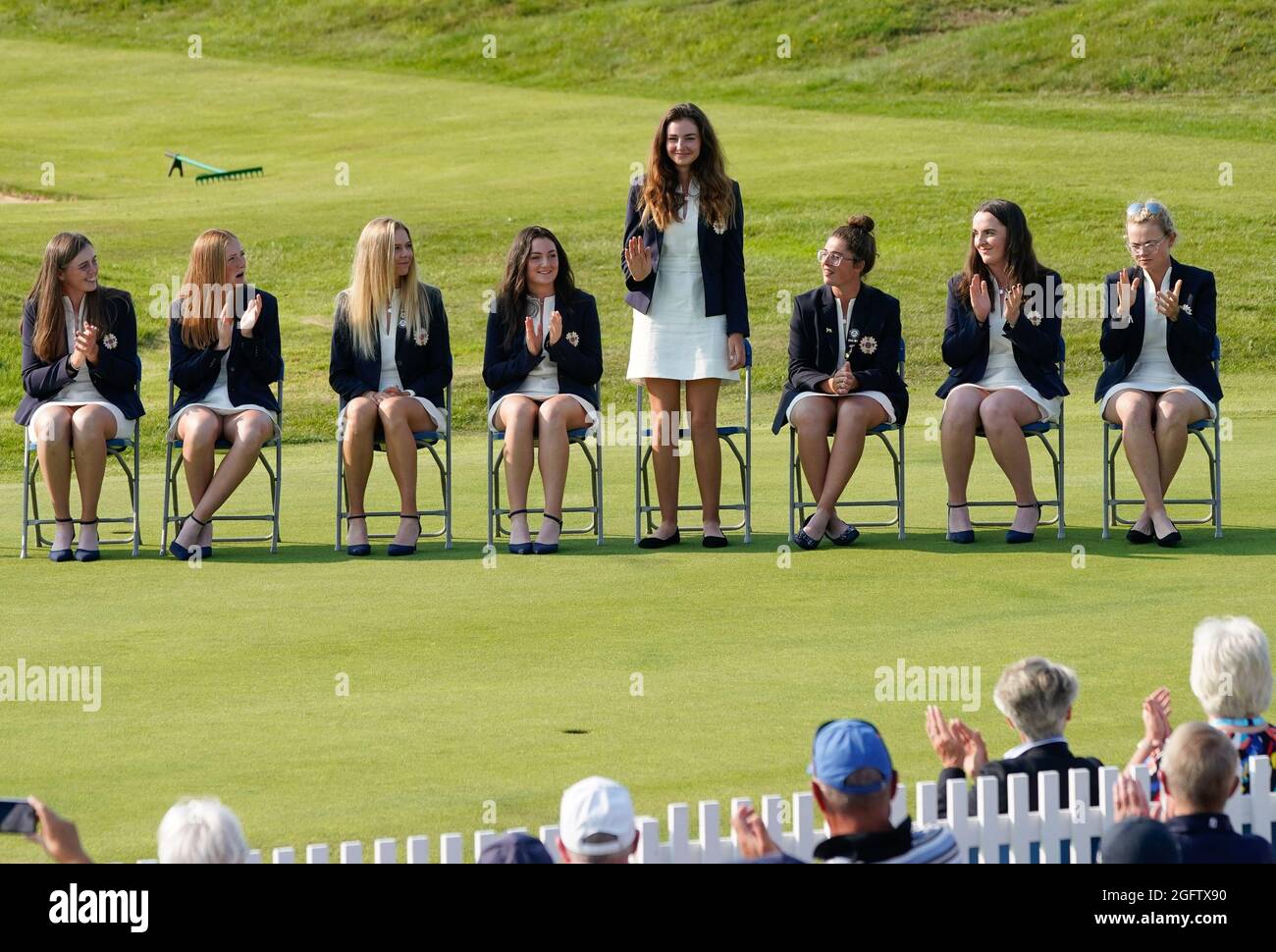 Team GB&I est présenté lors de la cérémonie d’ouverture du 41e match de la Curtis Cup à Conwy, au pays de Galles, le mercredi 25 août 2021. (Steve Flynn/image du sport) Banque D'Images