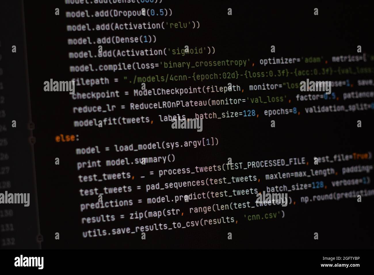 développeur python, java script, html, css code source à l'écran. script d'écriture du développeur logiciel. codage de programme. code d'édition du programmeur Banque D'Images