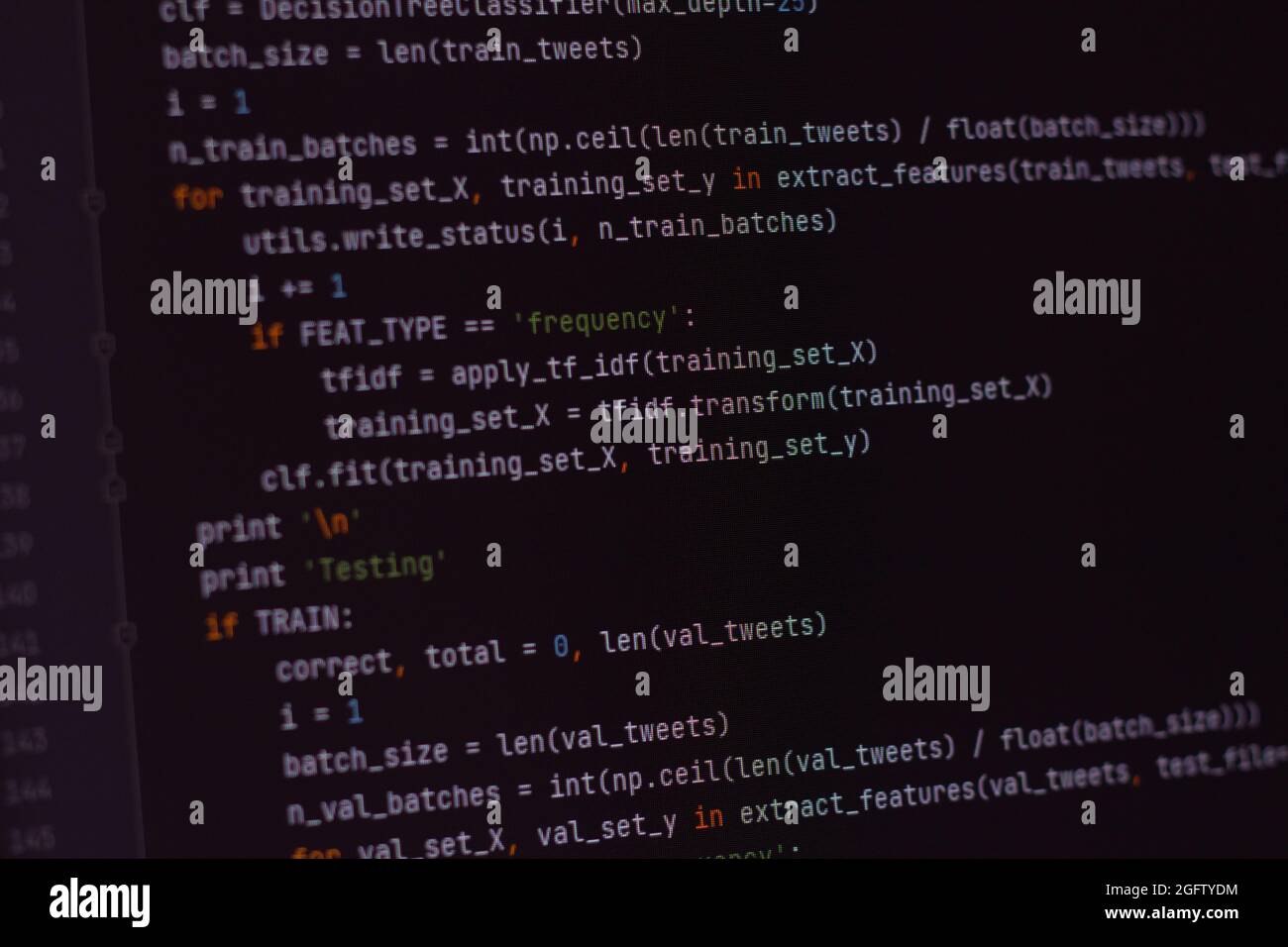 développeur python, java script, html, css code source à l'écran. script d'écriture du développeur logiciel. codage de programme. code d'édition du programmeur Banque D'Images