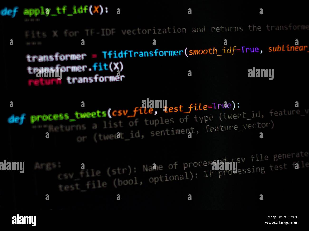 développeur python, java script, html, css code source à l'écran. script d'écriture du développeur logiciel. codage de programme. code d'édition du programmeur Banque D'Images