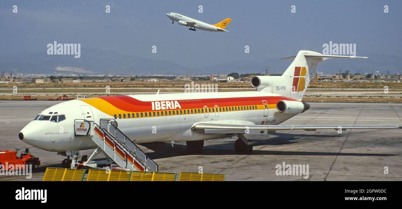 Historique 1986 vue des archives de Boeing 727 trijet avion de passagers appartenant à la compagnie aérienne Iberia Spanish FLAG dans Image de marque des années 1980 sur un support en béton de tarmac avec avion Condor des années 80 avec logo de tailleurs dans une image d'archives qui s'envol Un ciel bleu ensoleillé jour à l'aéroport de Palma Majorque Iles Baléares Méditerranée Espagne Banque D'Images