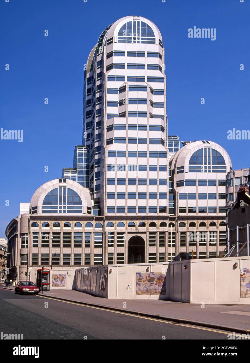 Image d'archive inhabituelle de 1998 de Barclays Bank un bâtiment de siège social de groupe de temps sur un site d'angle à Gracechurch Street - cette vue - et Lombard Street dans le quartier financier de Square Mile de la ville de Londres pris pendant la démolition des années 1990 lors du réaménagement à proximité s'assoit pour enlever les anciens bâtiments qui obstruent cette vue historique et la façade des années 90 sur un Ciel bleu jour ensoleillé à Londres Angleterre Royaume-Uni Banque D'Images