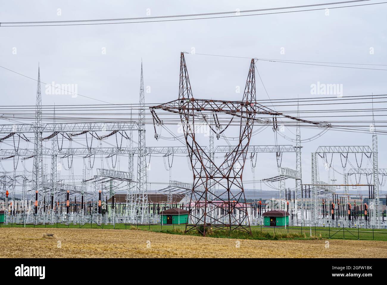 Sous-station électrique de distribution avec lignes électriques et transformateurs. Sous-station du transformateur de puissance haute tension. Banque D'Images