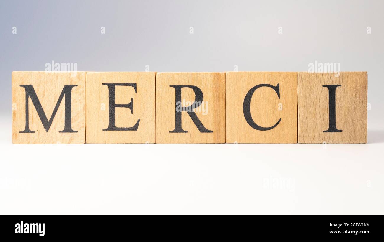 Le mot Merci a été créé à partir de cubes en bois. Organisations d'aide. Gros plan. Banque D'Images