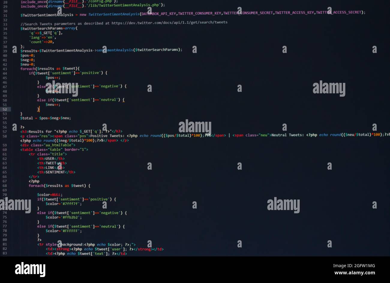 développeur python, java script, html, css code source à l'écran. script d'écriture du développeur logiciel. codage de programme. code d'édition du programmeur Banque D'Images