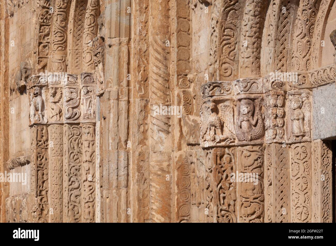 Italie, Lombardie, Pavie, Basilique San Michele Maggiore, façade détaillée Banque D'Images