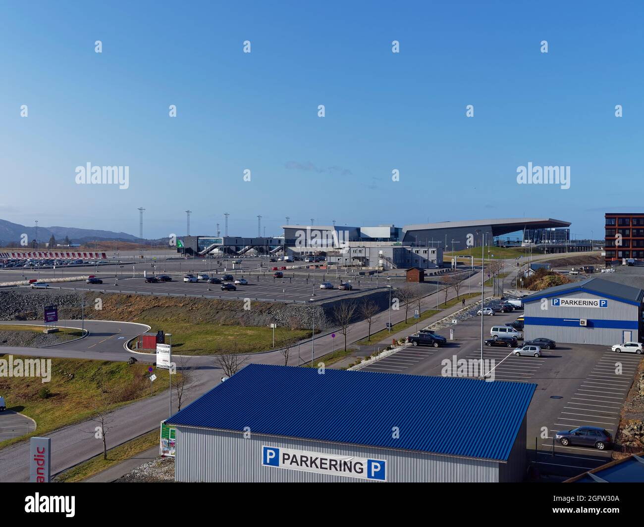 Un aéroport de Bergen Flesland calme vu du toit de l'hôtel Scandic pendant la crise de Covid avec très peu de passagers voyageant. Banque D'Images