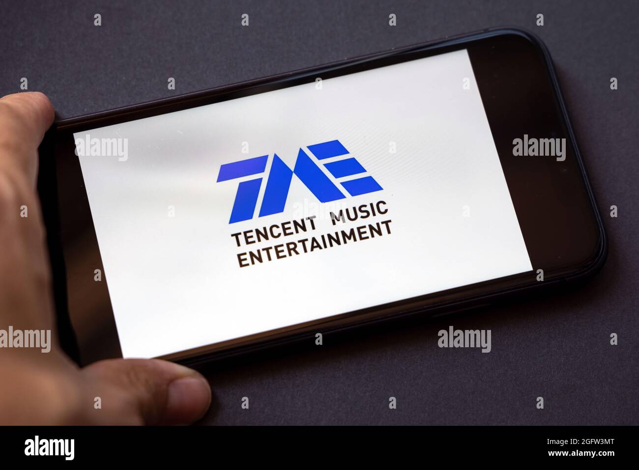 Tencent Holdings Ltd. Est une société chinoise de portefeuille de conglomérat technologique multinational.Un smartphone avec le logo Tencent Music Entertainment Banque D'Images