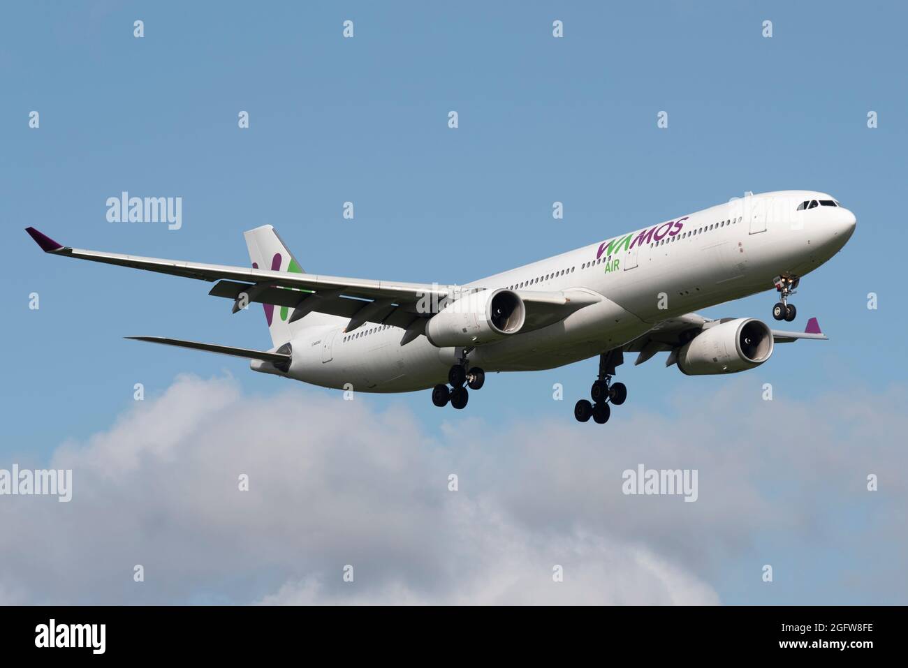 Aéroport de Londres Heathrow, Londres, Royaume-Uni. 27 août 2021. Les vols affrétés continuent d'arriver à Heathrow depuis l'aéroport international central de Dubaï, transportant des passagers qui ont été transférés depuis l'aéroport de Kaboul. La compagnie aérienne charters espagnole Wamos Air a été occupée à voler des routes de la région troublée vers des destinations européennes avec des rapatriements et des réfugiés. Le vol numéro AWC9612, un Airbus A330, arrive à Heathrow depuis Dubaï Banque D'Images