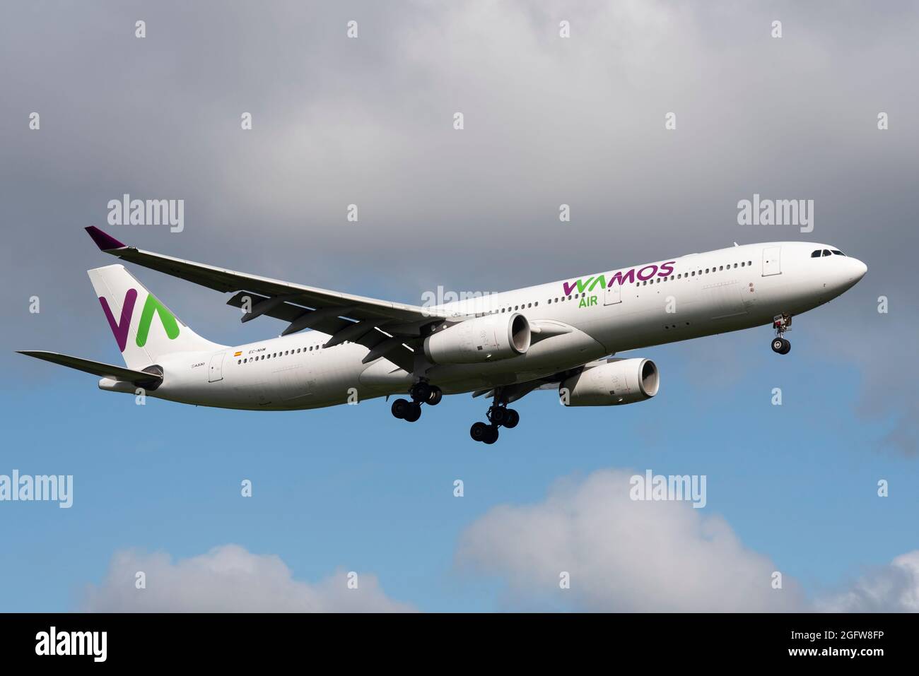 Aéroport de Londres Heathrow, Londres, Royaume-Uni. 27 août 2021. Les vols affrétés continuent d'arriver à Heathrow depuis l'aéroport international central de Dubaï, transportant des passagers qui ont été transférés depuis l'aéroport de Kaboul. La compagnie aérienne charters espagnole Wamos Air a été occupée à voler des routes de la région troublée vers des destinations européennes avec des rapatriements et des réfugiés. Le vol numéro AWC9612, un Airbus A330, arrive à Heathrow depuis Dubaï Banque D'Images