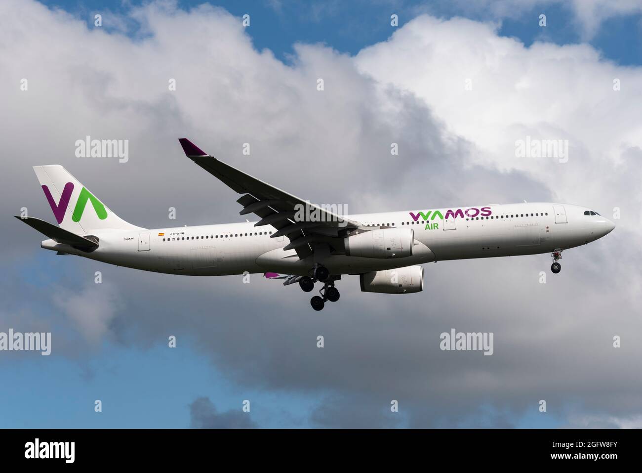 Aéroport de Londres Heathrow, Londres, Royaume-Uni. 27 août 2021. Les vols affrétés continuent d'arriver à Heathrow depuis l'aéroport international central de Dubaï, transportant des passagers qui ont été transférés depuis l'aéroport de Kaboul. La compagnie aérienne charters espagnole Wamos Air a été occupée à voler des routes de la région troublée vers des destinations européennes avec des rapatriements et des réfugiés. Le vol numéro AWC9612, un Airbus A330, arrive à Heathrow depuis Dubaï Banque D'Images