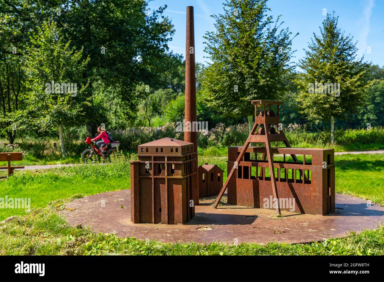 Axe d'art Burgenland, oeuvre de l'artiste Nils-Udo, pour la capitale de la Culture Ruhr.2010, 15 collines verdoyantes, dont 8 avec des modèles en acier corten, o Banque D'Images