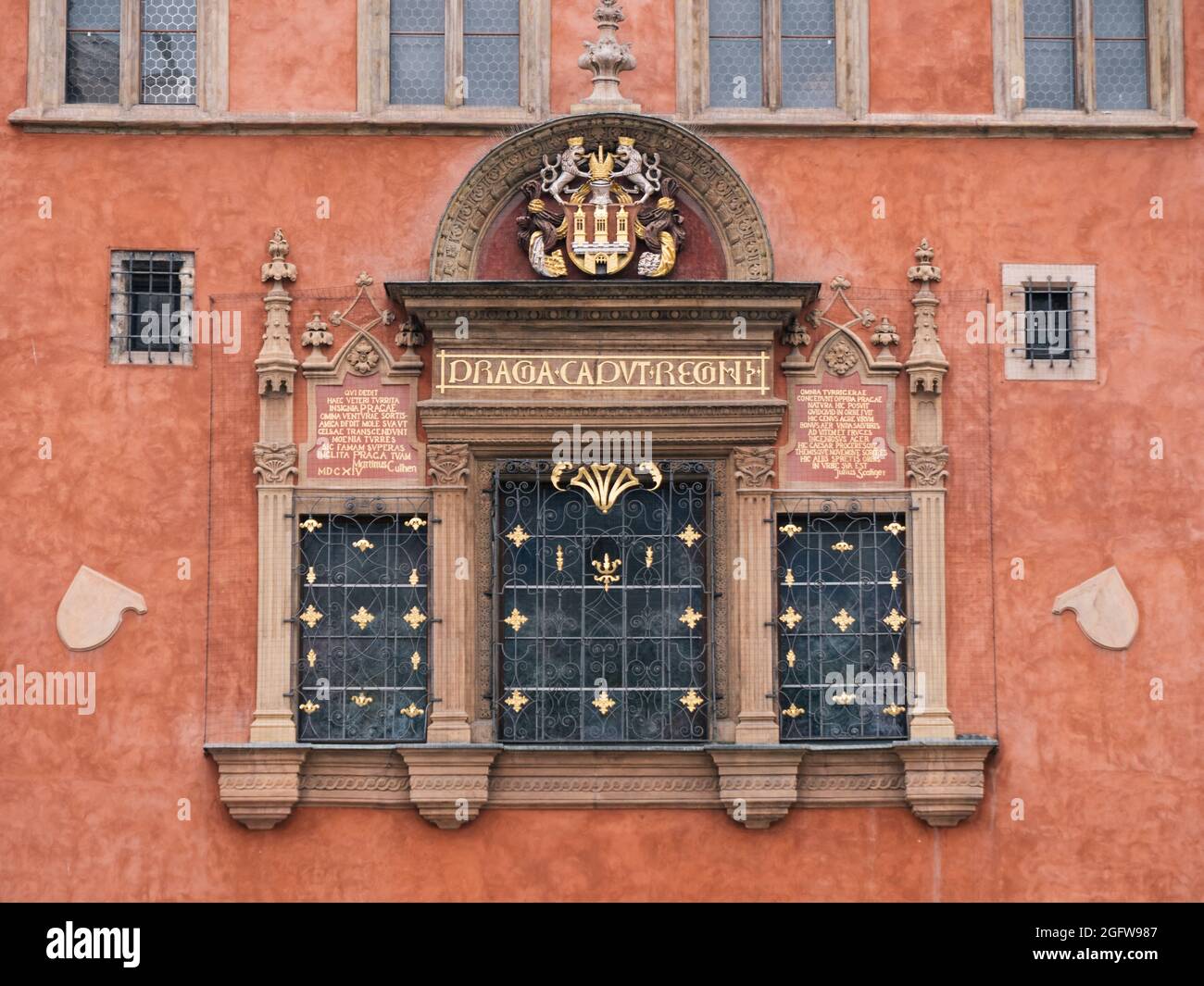 Kriz House Building sur la vieille mairie ou Staromestska Radnice à Prague, République Tchèque avec l'inscription 'Praga Caput Regni' - 'Prague, la capitale Banque D'Images