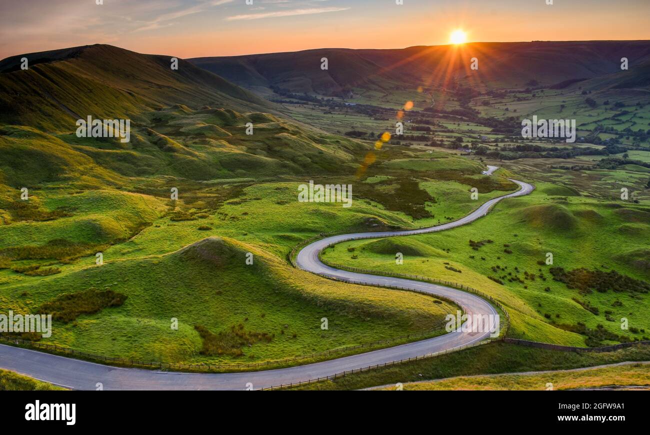 MAM Tor coucher de soleil. Coucher de soleil sur une route sinueuse dans la vallée d'Edale Banque D'Images