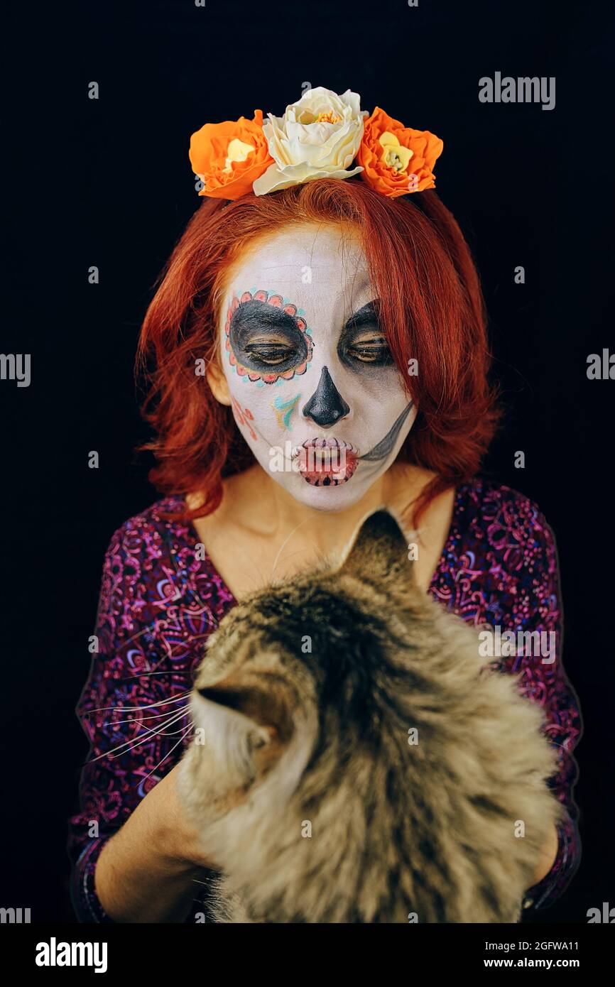 Jeune Femme En Jour De Mort Masque Crane Art Visage Maquillage Et Cheveux Rouges Jouant Avec Le Chat Sur Fond Sombre Photo Stock Alamy