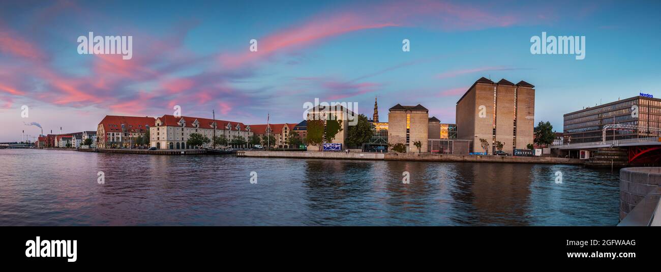 Panorama d'un coucher de soleil coloré à Christianshavn à Copenhague Banque D'Images