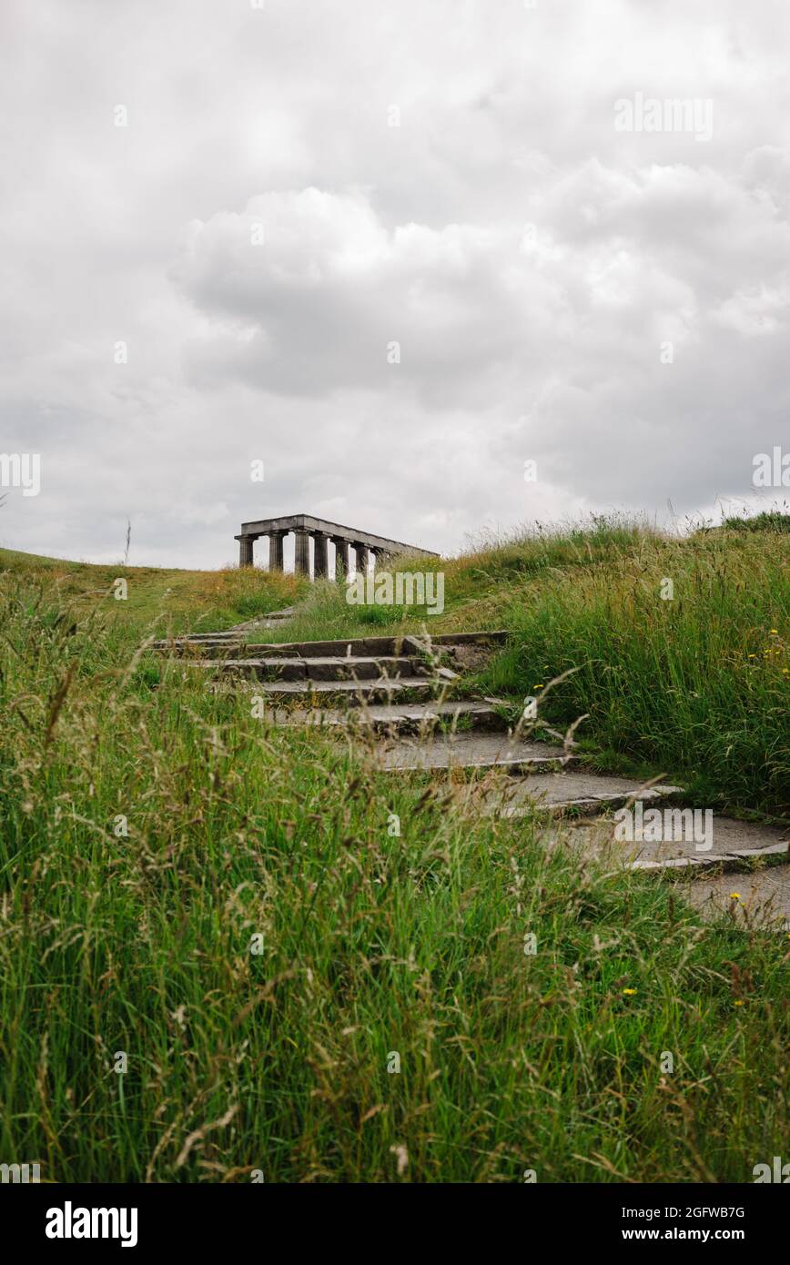 Vue abstraite du Monument national d'Écosse, sur la colline de Calton à Édimbourg, un monument aux Écossais qui ont péri dans les guerres napoléoniennes Banque D'Images