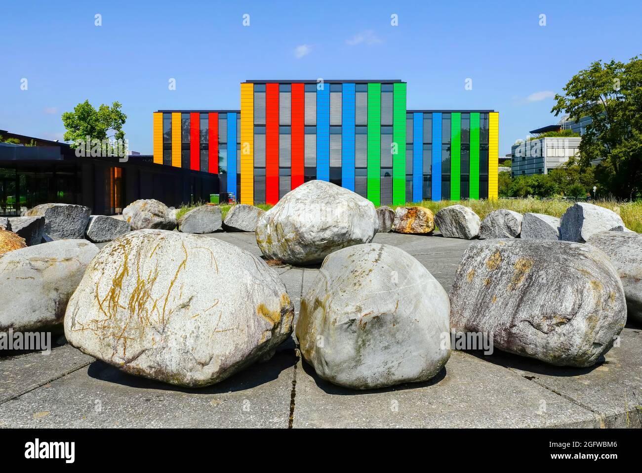Bâtiment coloré et dynamique pour les services centraux de l'EPFL. Campus de l'Ecole Polytechnique fédérale de Lausanne. Canton de Vaud, Suisse. Banque D'Images Bâtiment coloré et dynamique pour les services centraux de l'EPFL. Campus de l'Ecole Polytechnique fédérale de Lausanne. Canton de Vaud, Suisse. Banque D'Images