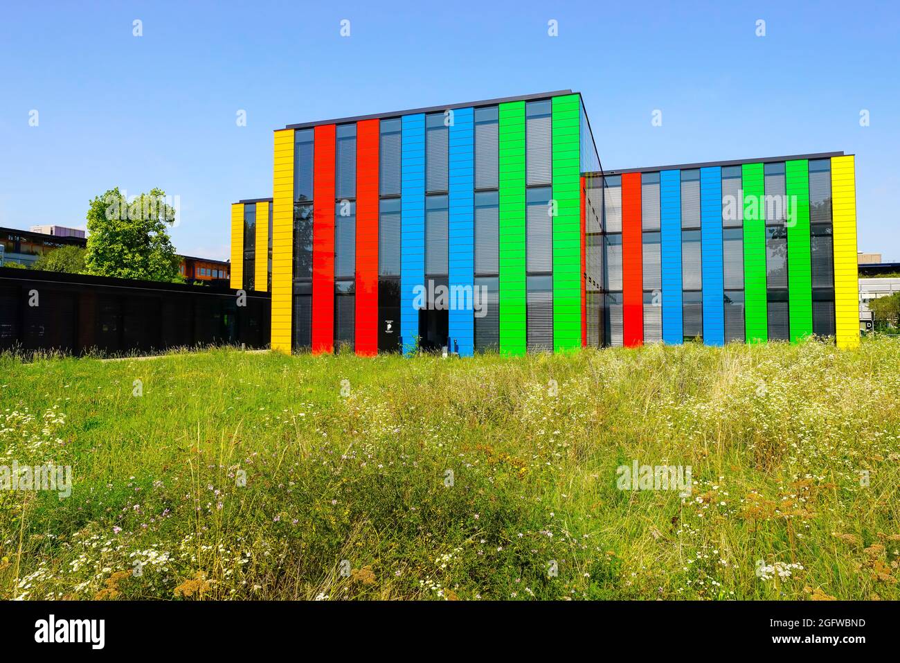 Bâtiment coloré et dynamique pour les services centraux de l'EPFL. Campus de l'Ecole Polytechnique fédérale de Lausanne. Canton de Vaud, Suisse. Banque D'Images Bâtiment coloré et dynamique pour les services centraux de l'EPFL. Campus de l'Ecole Polytechnique fédérale de Lausanne. Canton de Vaud, Suisse. Banque D'Images