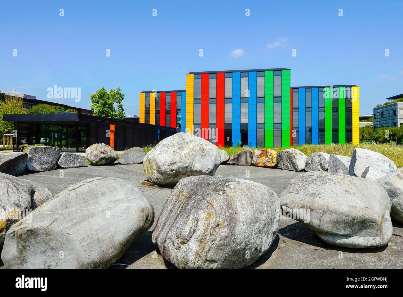 Bâtiment coloré et dynamique pour les services centraux de l'EPFL. Campus de l'Ecole Polytechnique fédérale de Lausanne. Canton de Vaud, Suisse. Banque D'Images Bâtiment coloré et dynamique pour les services centraux de l'EPFL. Campus de l'Ecole Polytechnique fédérale de Lausanne. Canton de Vaud, Suisse. Banque D'Images