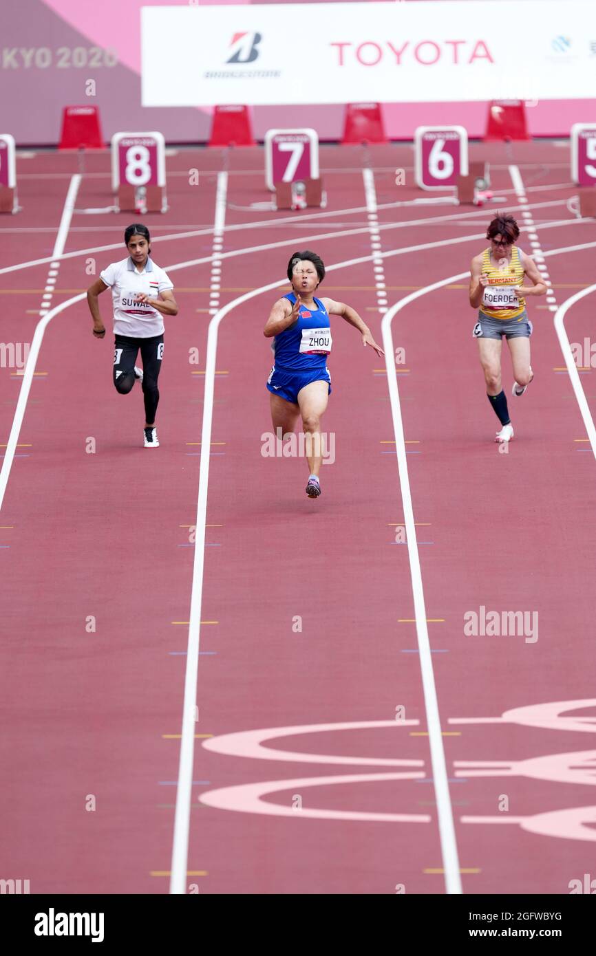 Tokyo, Japon. 27 août 2021. Zhou Xia (C), de Chine, participe à la finale féminine de la classe T35 de 100m aux Jeux paralympiques de Tokyo de 2020 à Tokyo, au Japon, le 27 août 2021. Credit: Zhu Wei/Xinhua/Alay Live News Banque D'Images