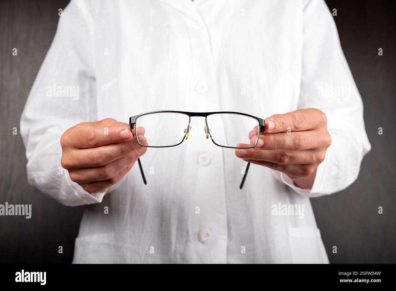 l'ophtalmologiste offre des lunettes au patient, la santé oculaire. Banque D'Images