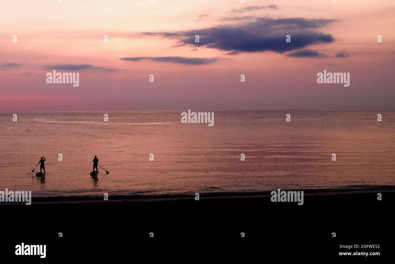 Les pagayeurs sous un ciel violet Banque D'Images