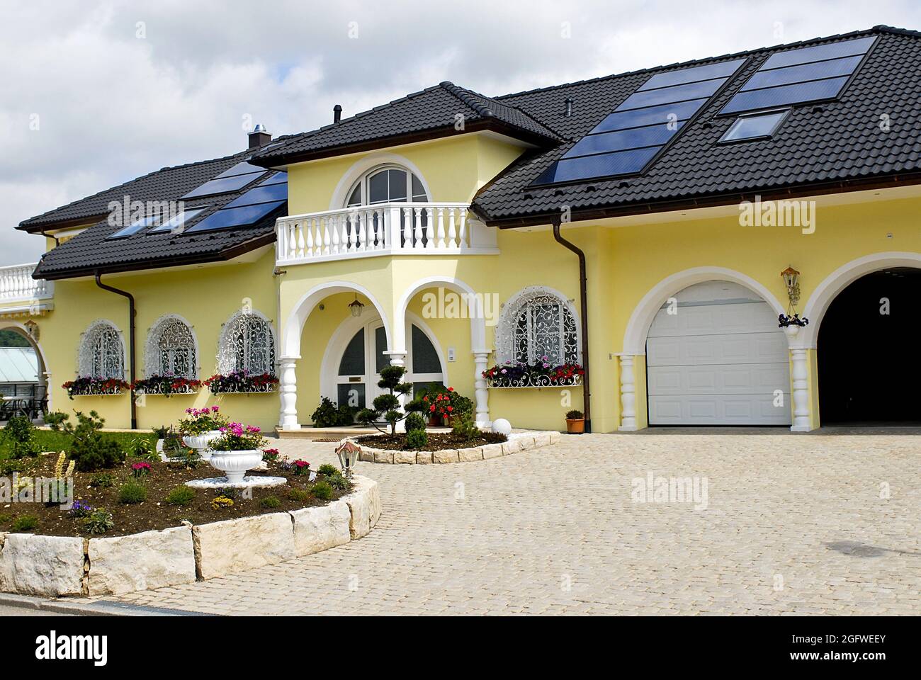 villa de luxe avec toit solaire, Allemagne Banque D'Images
