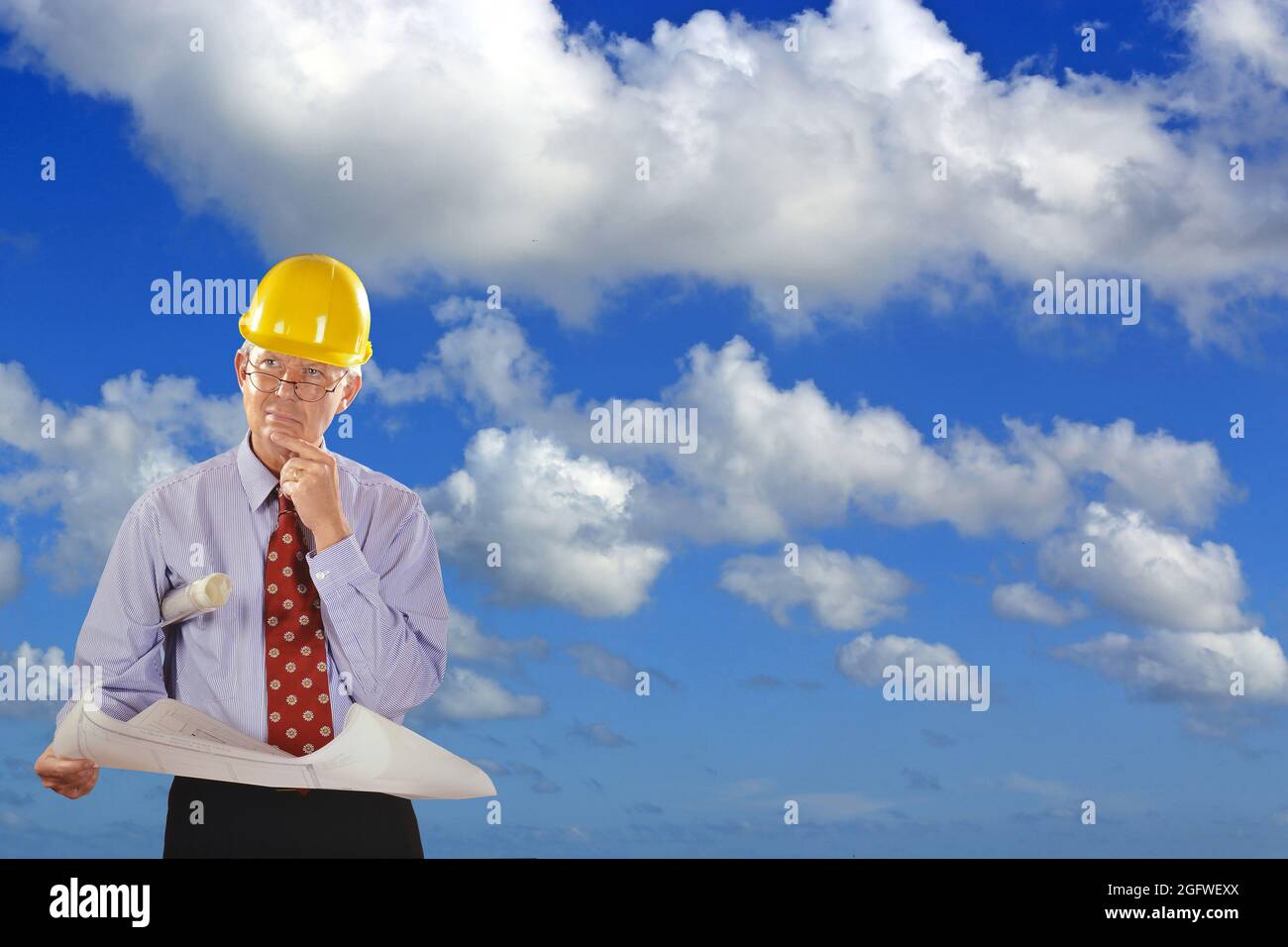 architecte avec plan de construction et casque Banque D'Images