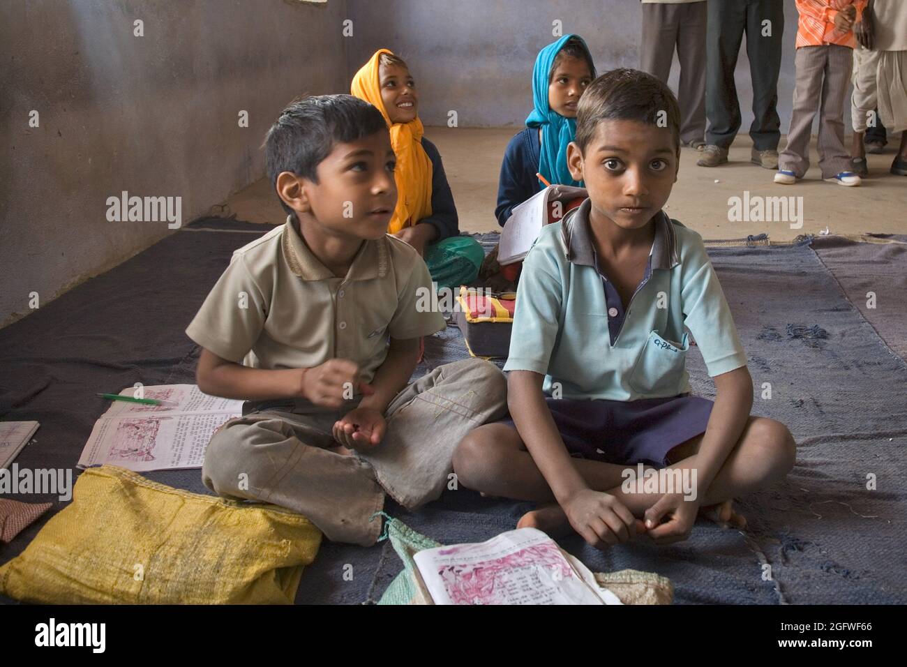 Enfants dans une école de village dans le nord de l'Inde, Inde Banque D'Images