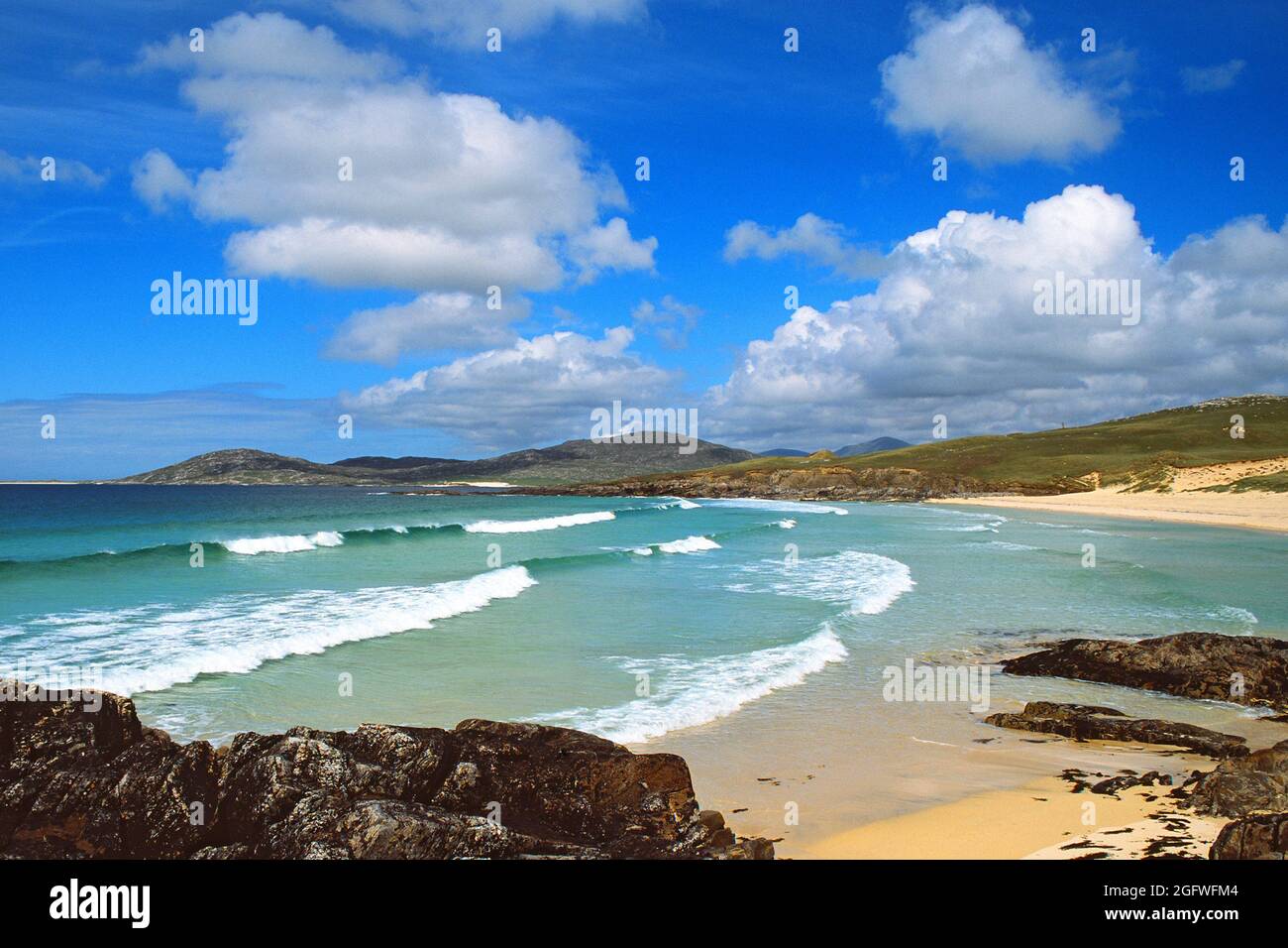 Les brise-roches se trouvent sur une plage de sable blanc à Horgabost Bay, Royaume-Uni, Écosse, Scarata, Horgabost Bay Banque D'Images