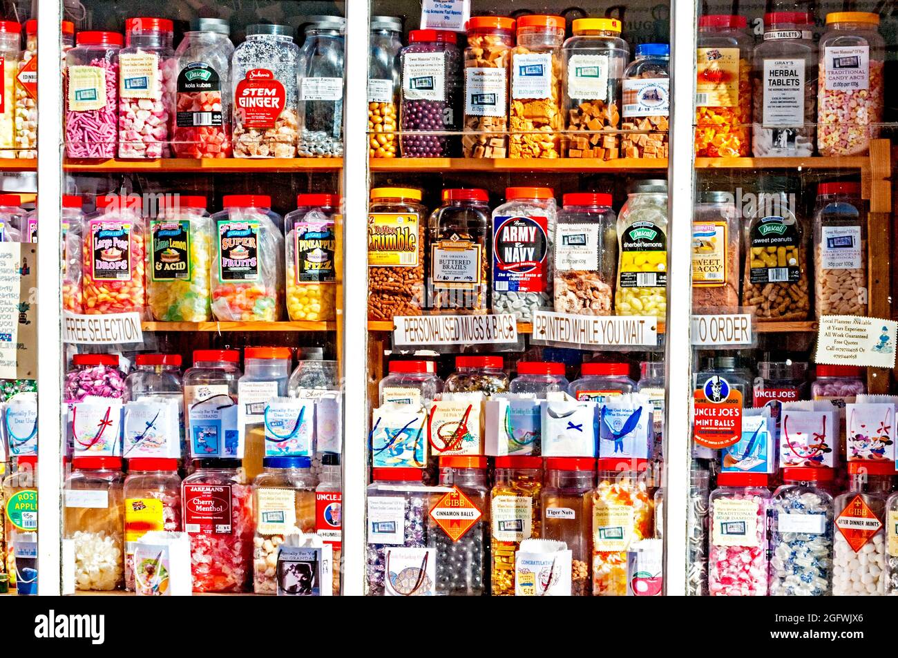 Des bonbons en verres, affiche dans une vitrine ; Gläser mit einem Schaufenster Süßigkeiten Banque D'Images