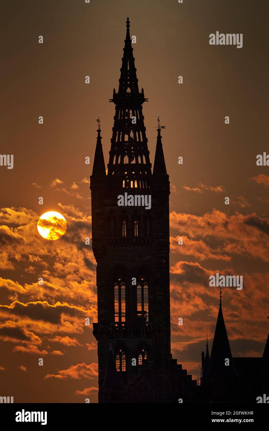 Téléobjectif : superbe coucher de soleil derrière et à travers la tour de l'université de Glasgow, août 2021. Glasgow, Écosse. Banque D'Images