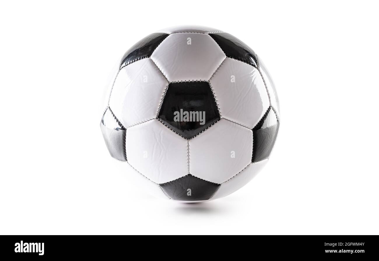 Design noir et blanc classique d'une balle de football sur un fond blanc isolé. Banque D'Images