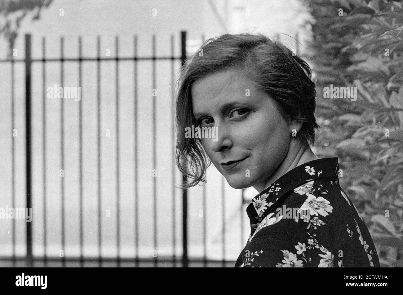 Tilburg, pays-Bas. Portrait d'une femme adulte, caucasienne, blonde se promenant dans la ville. Banque D'Images