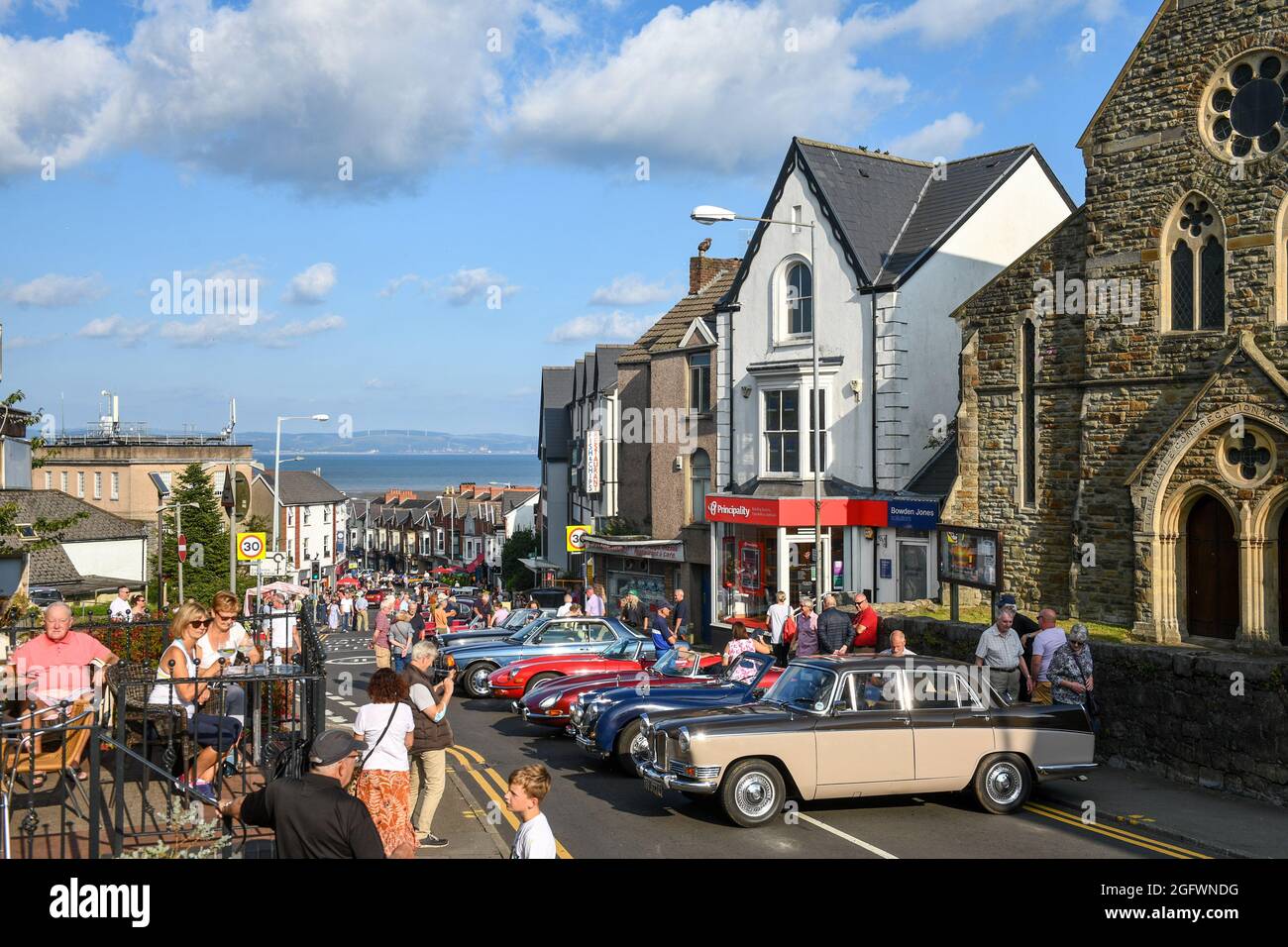 Une belle scène dans le village balnéaire de Mumbles à Swansea, car il est repris par les voitures d'époque. L'événement a vu la rue principale fermée à la circulation et pleine de véhicules historiques et de répliques, allant de E-Type Jaguars, aux classiques modernes Banque D'Images