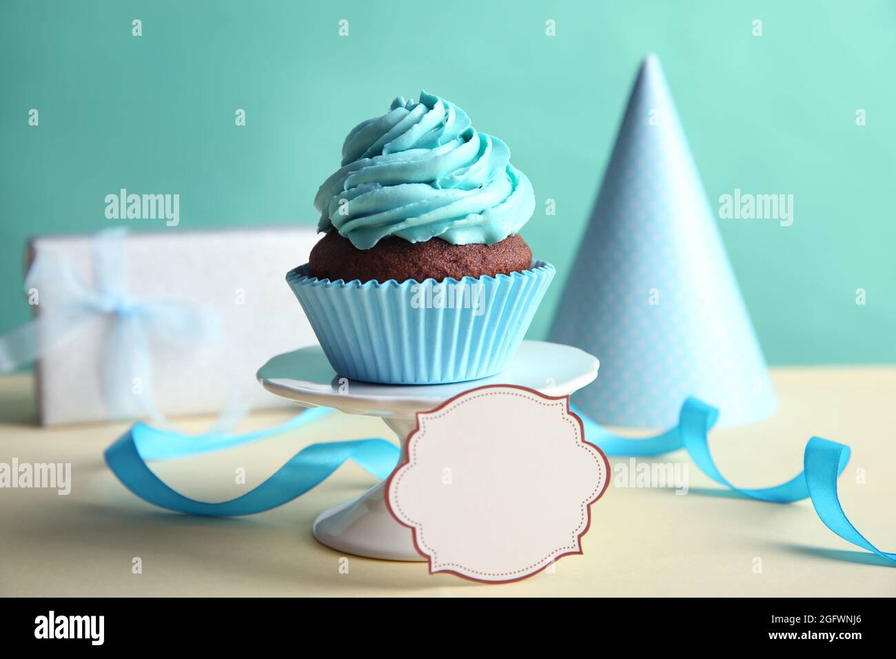 Gateau D Anniversaire Avec Espace Pour Texte Et Chapeau De Fete Sur Fond Turquoise Photo Stock Alamy